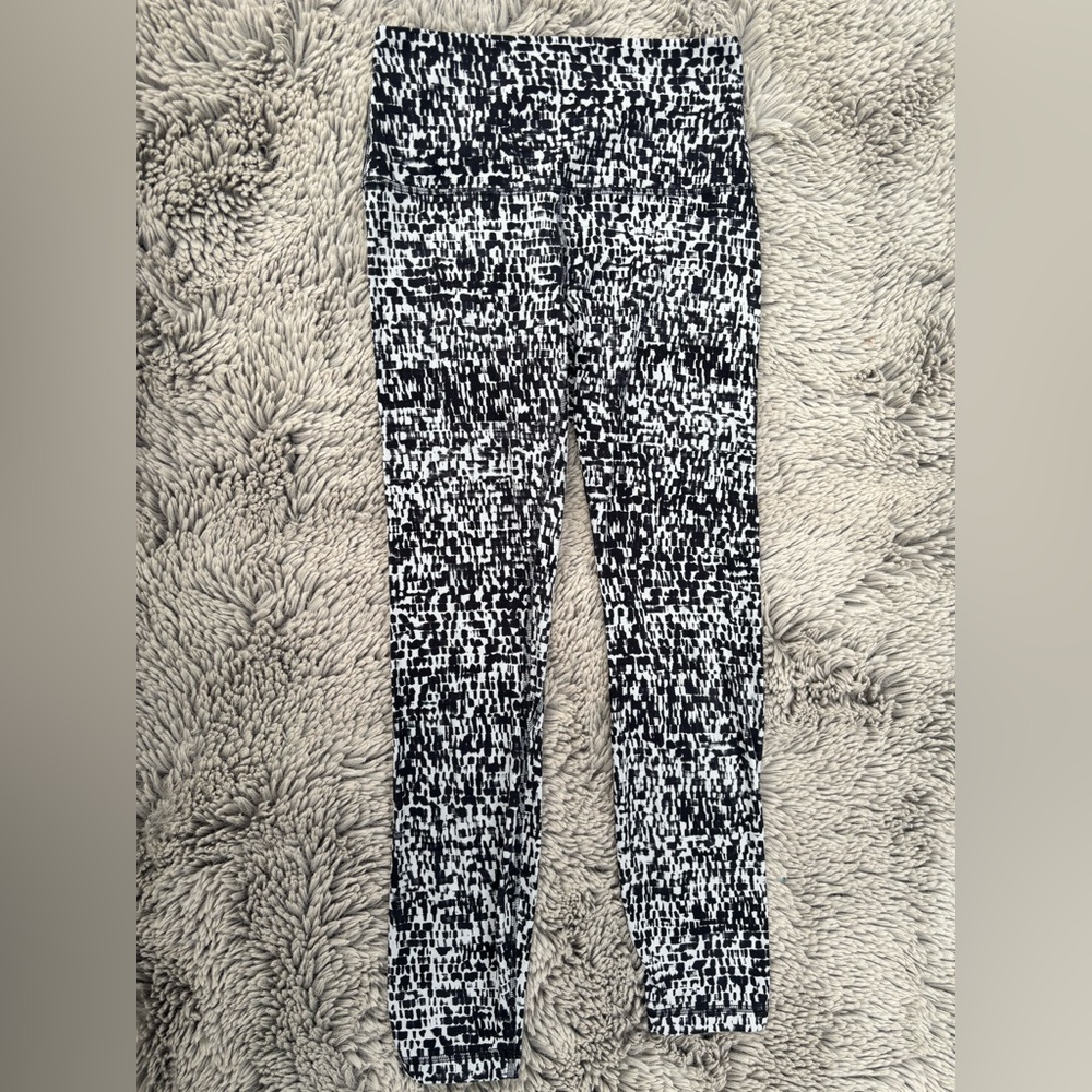 Black and White Lululemon Tights Size 6